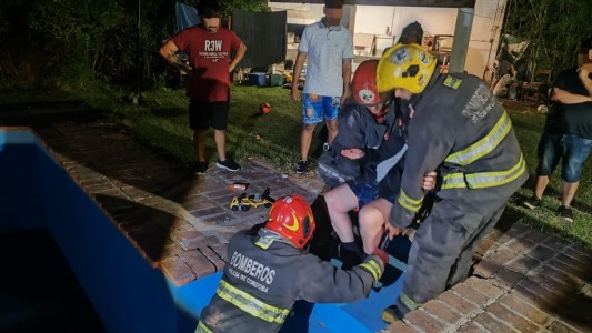 Un hombre sufrió una lesión al caer en una pileta vacía en barrio Rivera Indarte