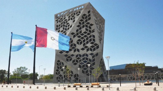 Gremios estatales negocian con la Provincia un “adicional extraordinario” antes de fin de mes