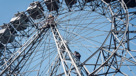 La Rueda Eiffel del Parque Sarmiento volvió a girar en su control mensual de mantenimiento
