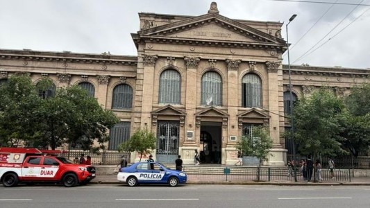 Evacuaron una escuela del Centro por el derrame de un líquido en un laboratorio