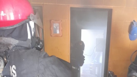 Incendio en El Chingolo: un hombre fue rescatado por vecinos y luego asistido en el hospital