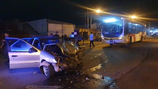 Fuerte choque entre un colectivo y un auto en Avenida del Japón: un conductor alcoholizado