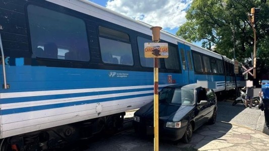 La Falda: un auto cruzó las vías y fue impactado por el Tren de las Sierras