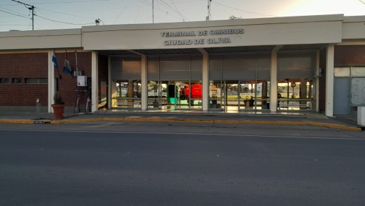 Dos choferes que debían trasladar a alumnos de un colegio de Oliva dieron alcoholemia positiva