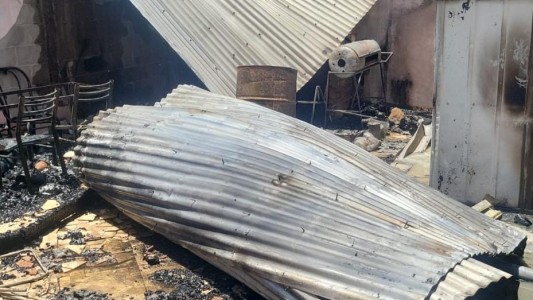 Bomberos sofocaron un incendio que destruyó por completo un quincho en barrio Las Palmas