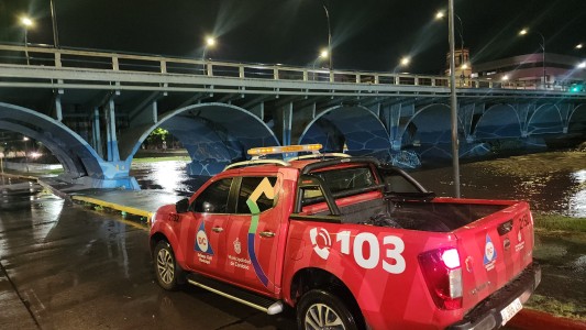 Intensas lluvias obligan a un corte total en distintos tramos de la Costanera por la crecida del río