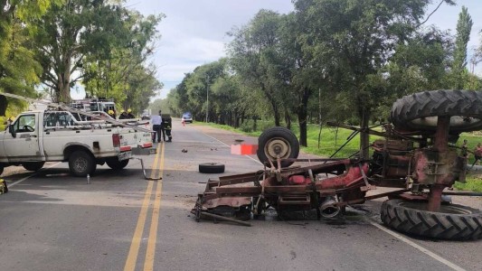 Accidente fatal en ruta 4: volcó un tractor y dejó a un joven sin vida en La Carlota