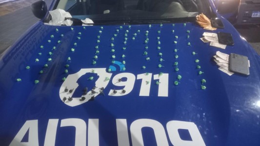 Detuvieron a un joven con más de 100 envoltorios de cocaína y dinero en efectivo