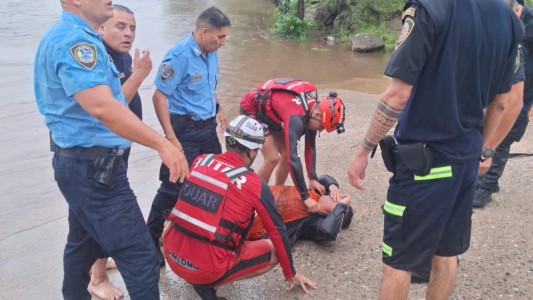 Dramático rescate en Estancia Vieja: motociclista ignoró advertencias y fue arrastrado por el río