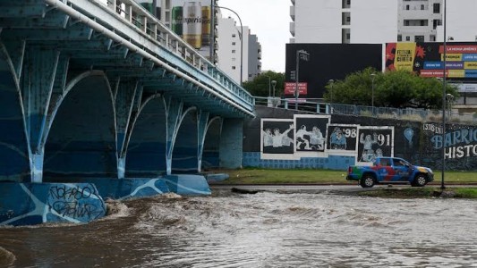 La Municipalidad dispuso el corte total en Costanera Norte y Sur por la crecida del río