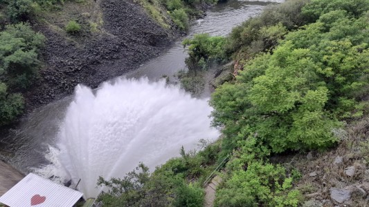 Las lluvias activaron la “cola de novia” en el Dique San Roque y atrajeron a turistas