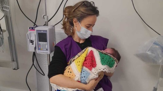 Día Internacional del Abrazo: la tarea solidaria de las “abrazadoras” en la Nueva Maternidad