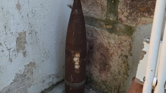 La Brigada de Explosivos secuestró un proyectil de artillería encontrado en una casa de Carlos Paz