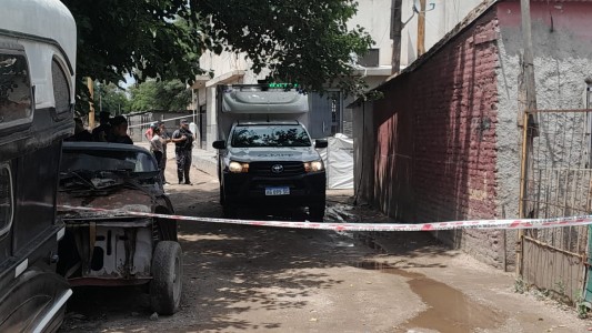 Murió un joven tras chocar con una vivienda mientras huía en moto en barrio Barranca Yaco