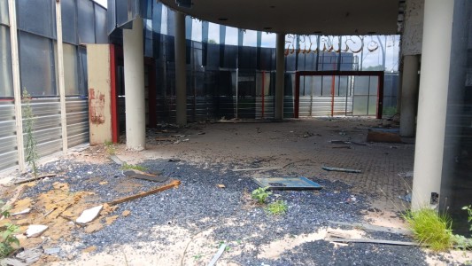 Incendio en un edificio abandonado de la ex Soppelsa en Mujer Urbana