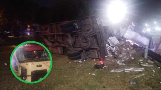 Choque y vuelco de dos camiones en el anillo externo: un conductor resultó herido