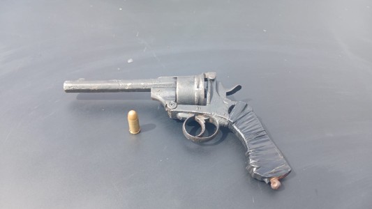 Operativo policial en Villa Boedo terminó con dos detenidos y el secuestro de un arma