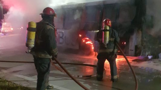 Se incendió un colectivo urbano y Bomberos controlaron el fuego: no hubo heridos
