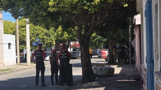 Se atrincheró en su casa, amenazó con una botella y terminó detenido