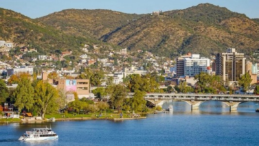 Villa Carlos Paz lanza su programación de verano 2026 con cultura y entretenimiento nocturno