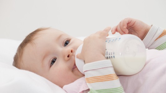 Retiran del mercado nacional una leche de fórmula para bebés por una alerta sanitaria