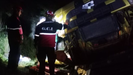 Vuelco en la Ruta 9 Norte: bomberos rescataron a un chofer atrapado en su camión