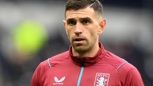 Preocupación en Argentina: el "Dibu" Martínez salió lesionado en el Aston Villa