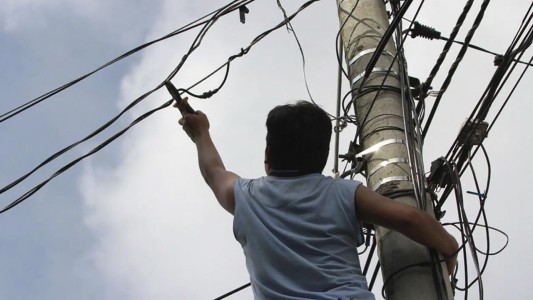 Un hombre sufrió una descarga eléctrica al intentar reconectar una conexión clandestina