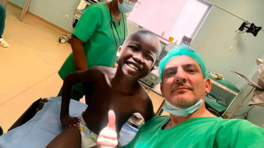 Mariano Ojeda, el médico argentino que cruzó el océano para operar gratis a más de 100 chicos en África