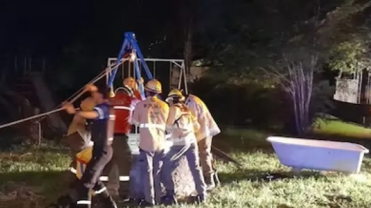 Cayó a un aljibe de 12 metros y fue rescatada tras un dramático operativo nocturno en Cosquín