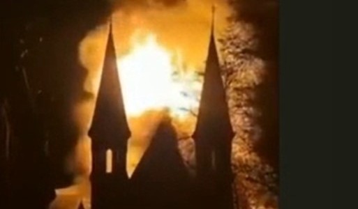 Un incendio destruyó una iglesia de Ámsterdam, alcanzada por la pirotecnia