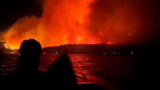 Incendio forestal en Chubut destruye decenas de casas y obliga a evacuar 700 personas