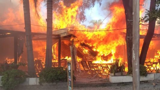 Impactante incendio en la Recta Martinolli: destruyó un restaurante en barrio Argüello