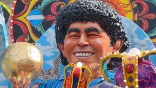 Maradona fue homenajeado con una carroza en el tradicional Carnaval de Acireale en Italia
