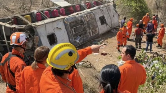 Tragedia en Brasil: al menos 15 muertos tras volcar un colectivo en el estado de Alagoas