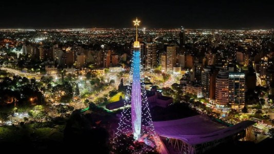 Se iluminó el icónico árbol de Navidad en el Faro del Bicentenario con gran asistencia