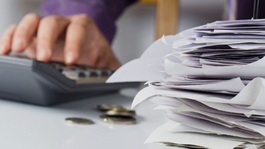 El 72% de los empleados cobra menos de $1 millón, muchos no cubren la canasta básica