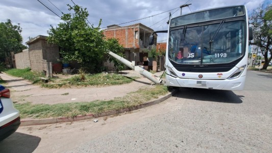 Un colectivo terminó sobre la vereda y causó destrozos en una casa de José Ignacio Díaz