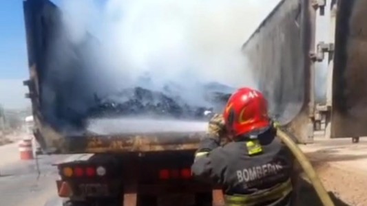 Controlaron el incendio de un camión cargado con ramas en barrio Mirizzi