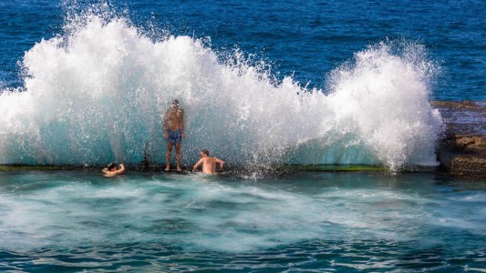 Tragedia en Canarias: una ola gigante arrasó una piscina natural, cuatro muertos y un desaparecido