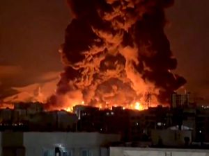 Ataques a depósitos de petróleo dejan muertos y cubren de humo la capital iraní