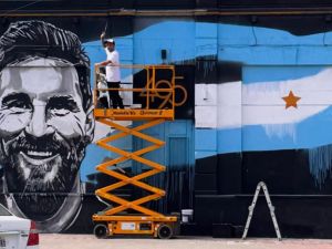 Un mural gigante de Lionel Messi transforma una esquina del centro de Río Cuarto