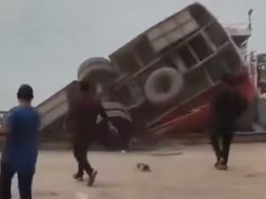 Tragedia en Bangladesh: un micro cayó a un río y dejó al menos 26 muertos