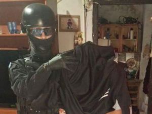 Cae una pareja que ocultaba cocaína en una puerta hueca en B° Villa Páez