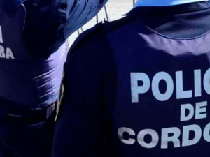 Detuvieron a un limpiavidrios tras un incidente violento que terminó con un patrullero dañado