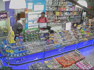 Un delincuente armado entró a un kiosco, amenazó a la empleada y robó la recaudación