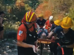Mujer herida en Calamuchita fue rescatada a pie tras sufrir una caída en terreno escarpado