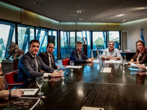 Llaryora anunció que impulsará una ley para ordenar la actividad de cuidacoches en Córdoba