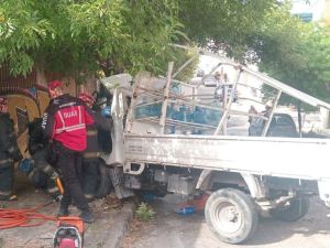 Rescate en Cofico: bomberos liberaron a un conductor atrapado tras chocar con un árbol
