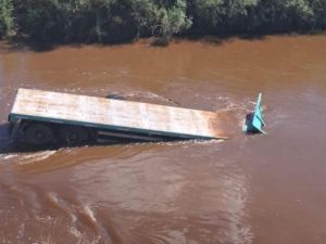 Grave accidente en la autopista Rosario-Córdoba: un camión cayó a un arroyo y buscan al conductor